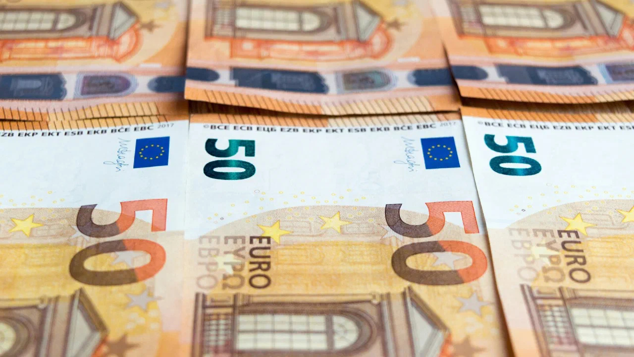Rows of fifty-euro banknotes laid out overlapping, close up
